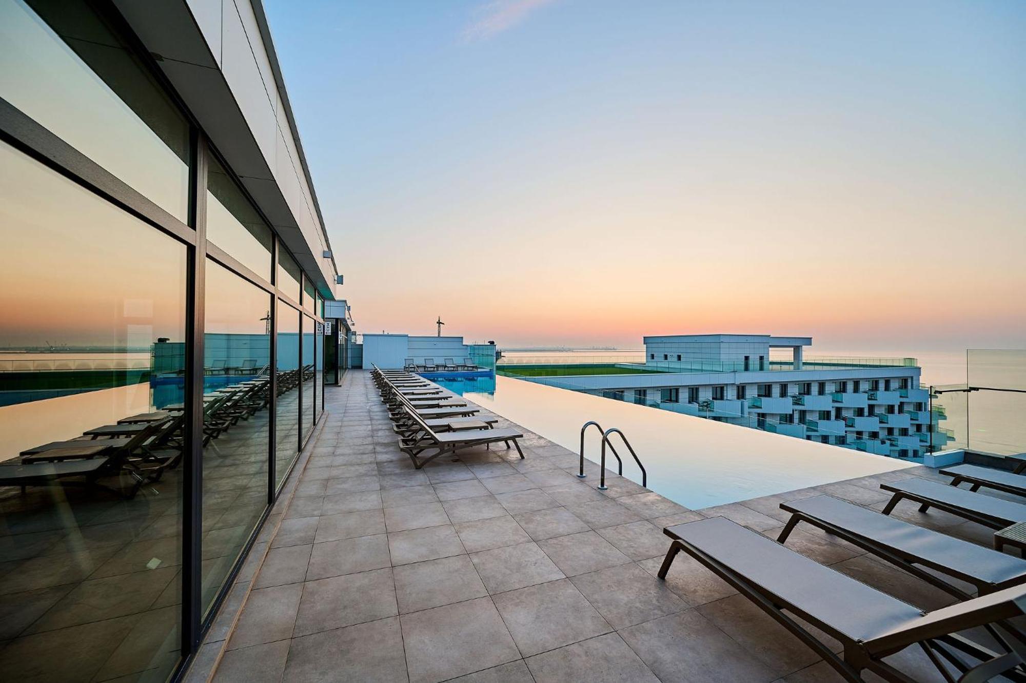 Wave N' Sea Apartment In Infinity Beach Resort - Parking Mamaia Eksteriør billede